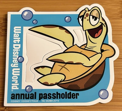 Imán de titular de pase Walt Disney World Crush (Buscando a Nemo) 2025 - Nuevo y auténtico Foto 1 de 3