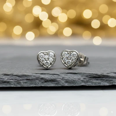 Aretes de diamantes naturales con corazón de oro blanco de 14 quilates de 0,25 quilates Foto 1 de 3