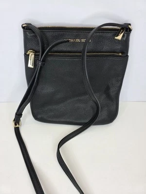 Cartera bandolera de hombro Michael Kors Jet Set de cuero negra para mujer Foto 1 de 4