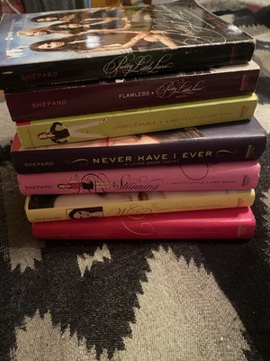 Pretty Little Liars Books by Sara Shepard Lot of  7 PB & HC. Free Shipping. Foto 1 de 4