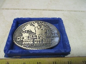 De colección Nuevo de Lote Antiguo Dodge City Days 1988 Hebilla de Cinturón Vaquero Capital Mundo 500 Edición Limitada - Imagen 1 de 4