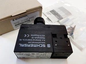 Schmersal AZM 170-02ZRKA 24VAC/DC Magnet Verriegelung Sicherheitsschalter mit Stellantrieb - Bild 1 von 8