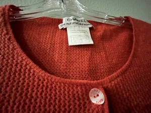 CHANEL 00C RUNWAY UNIQUE SEQUINS DESIGN RED FINE CASHMERE CARDIGAN SWEATER 42 - Picture 1 of 13