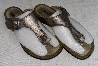 Sandalias Ecco Para Mujer 38 Talla 7 Chanclas Tanga Cuero Metálico Plantilla Zapatos Foto 1 de 4