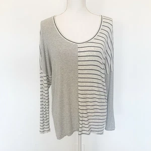 T-shirt pivot Cabi 3806 maglia manica lunga righe piccole maglia alta bassa grigio avorio - Foto 1 di 12