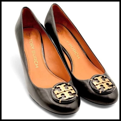 Tacones de cuña Tory Burch de cuero negro con detalle de logotipo dorado para mujer talla 7,5 Foto 1 de 4