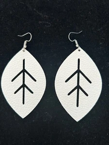 White Leaf-Shaped Faux Leather Earrings - Imagen 1 de 2