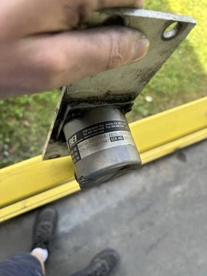 BEI Sensores H25 Codificador Incremental XH25D-SS-2048-ABZC-15V/V-SM18 USADO Foto 1 de 3