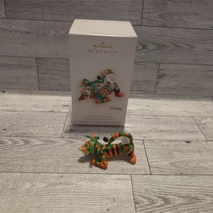 HALLMARK 2008 A PRESENT FOR POOH TIGGER WINNIE THE POOH ORNAMENT - Picture 1 of 7