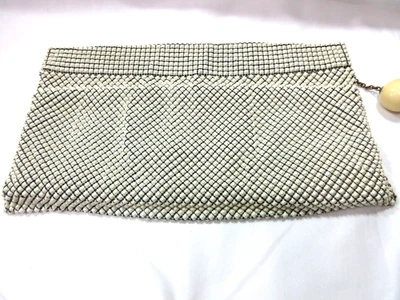 Cartera sin asas vintage Whiting&Davis de malla de aluminio blanco roto con cremallera de baquelita Foto 1 de 4