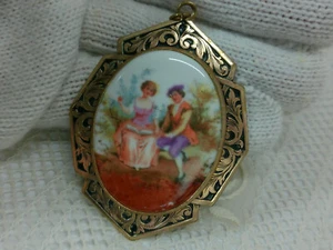 Colgante De Colección Amor Pareja Hombre Dama Jardín Escena Porcelana Bronce Filigrana Pergamino - Imagen 1 de 15