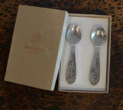 Colmena Peltre Sin Plomo Bebé Cerdo y Cuchara ABC 123 NUEVO EN CAJA Foto 1 de 4