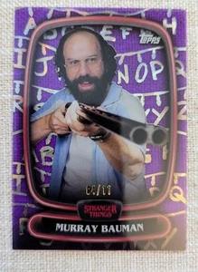 2025 Topps Stranger Things High Tek Murray Bauman Palace Arcade viola 4/11 - Foto 1 di 2