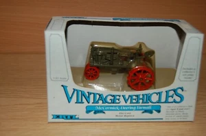 Ertl Oldtimer Fahrzeuge McCormick-Deering Farmall Traktor 1.43 ungeöffnet in Box - Bild 1 von 2
