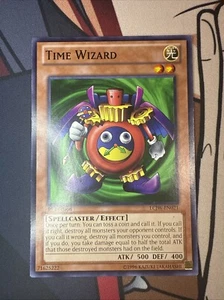 Time Wizard - LP - LCJW-EN021 - Comune - 1° Edizione - Yu-Gi-Oh! TCG - Foto 1 di 4