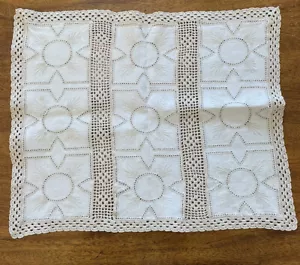 Vintage hand crochet linen detailed place mat doily 15.25 x 12.5 - Picture 1 of 6