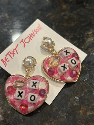 Nuevo BETSEY JOHNSON XOXO Corazón Pendientes Colgantes Cuadros Rosa Perla Dados Labios Foto 1 de 4