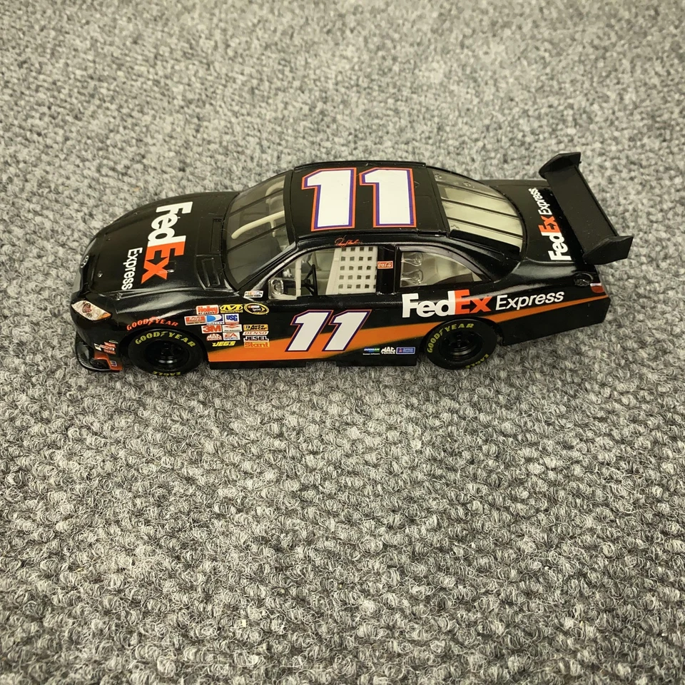 Carro de metal fundido Denny Hamlin #11 NASCAR 2008 FedEx Express Toyota Camry 1:24 - Imagem 1 de 4