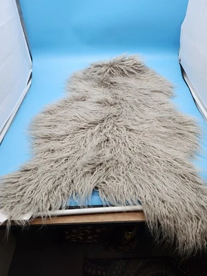 Alfombra Pottery Barn imitación piel de oveja 24x35 gris topo piel de mongol acento... Foto 1 de 4