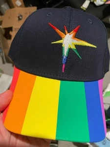 NUEVO Sombrero Pride Night Tampa Bay Rays Talla Ajustable Junio Gay SGA - Imagen 1 de 3