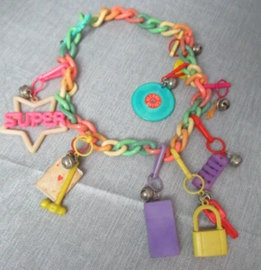 Collar pulsera de plástico para niñas jóvenes con dijes de plástico - Ca 1970 - 29 185 - Imagen 1 de 6