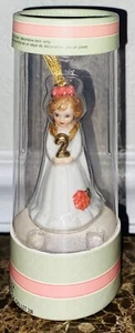 Adorno de Navidad Enesco Creciendo Niña Edad 2 NUEVO - Imagen 1 de 4