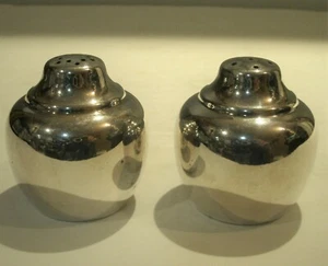 Vtg 1970's Round Silverplate Salt & Pepper Shakers 2" High WM. Rogers I.S. - Picture 1 of 5