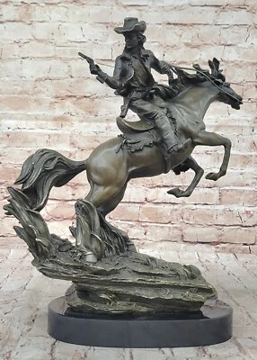 Vaquero del Viejo Oeste hecho a mano con pistola montar a caballo escultura de bronce por Kamiko Art Foto 1 de 4
