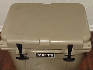 Yeti Roadie 20 Tan Discontinued Hard Cooler - Picture 1 of 8