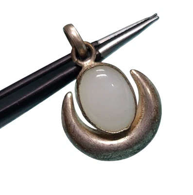 2.8cm Mezzaluna Ciondolo Bianco Opale Imitazione Gemma IN Argento Tibetano Old - Immagine 1 di 4