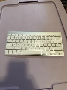 Apple Magic A1314 Bluetooth Wireless Aluminum Keyboard Silver Tested Working X23 - Picture 1 of 3
