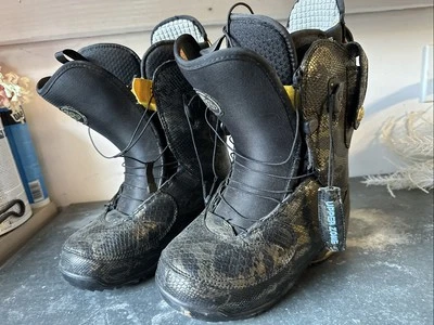 Women's Size 7 Burton Modern Snowboard Boots Black/Gold MSRP 299.95 Excellent - Image 1 of 4