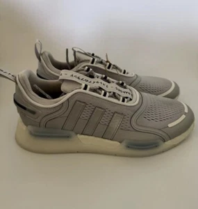 Adidas Para Hombre Talla 10 NMD_V3 BOOST Zapatos Núcleo Negro Claro Gris Sólido/Blanco HQ4446 - Imagen 1 de 9