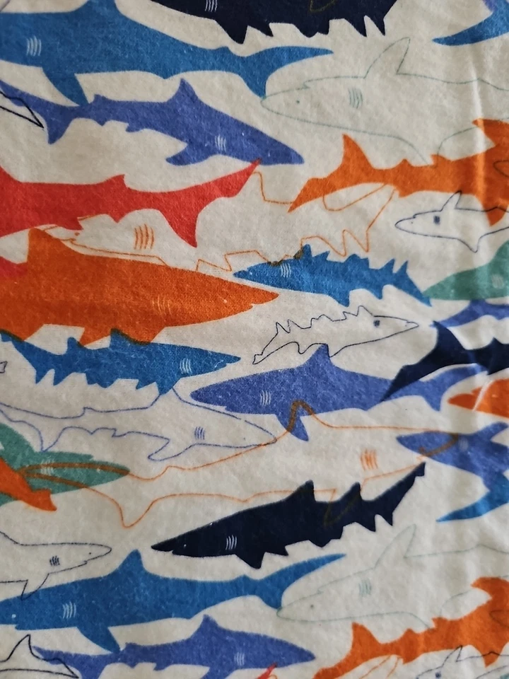Tela Joann Super Acurrucada Algodón Franela Multicolor Tema Tiburón 40"W x 34"L Foto 1 de 4