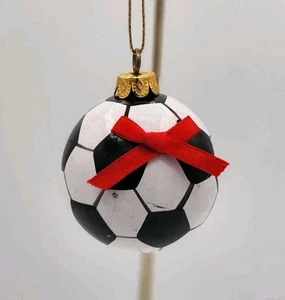 Pallone da calcio ornamento in resina con arco rosso - Foto 1 di 5