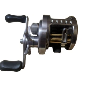 Carrete de baitcasting derecho Shimano 09 Calcutta Conquest 200DC de Japón - Imagen 1 de 4
