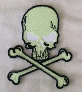 Skull And Crossbones Glow in The Dark! Sew On /Iron On Embroidered Patch - Picture 1 of 4