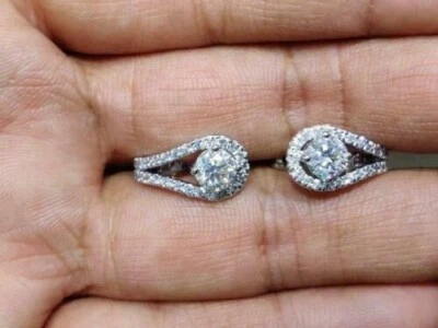 Pendientes tipo argolla de zafiro blanco de corte redondo de 2,50 quilates creados en laboratorio de oro blanco sólido de 14 quilates Foto 1 de 4