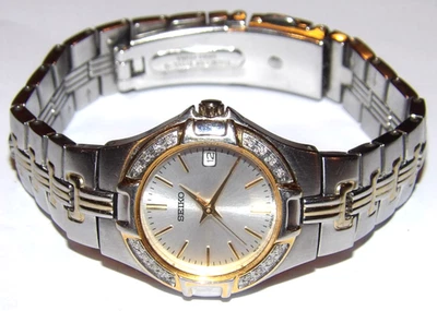 WOMEN'S SEIKO QUARTZ WATCH! DIAMOND CHIP BEZEL! 2-TONE GOLD/STAINLESS BAND! 7N82 - Image 1 of 4