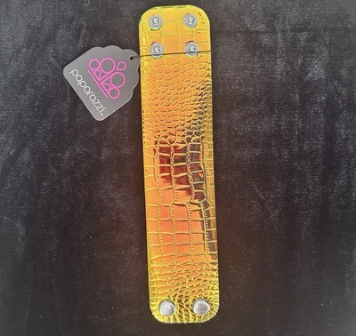 Pulsera a presión Paparazzi de cuero sintético amarillo con textura Foto 1 de 4