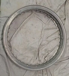 Cerchio Borrani Record 18x3 per Freni a Tamburo V7 GT - Foto 1 di 12