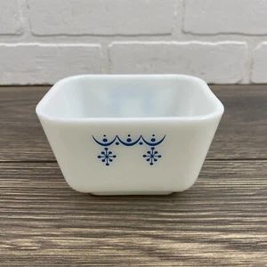 Vintage PYREX Ghirlanda Fiocco di Neve Blu 501B Piatto Frigorifero 1 1/2 Tazza NO COPERCHIO - Foto 1 di 5