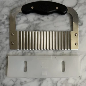Cortador de arrugas PAMPERED CHEF #1063 con protector de plástico - Imagen 1 de 9