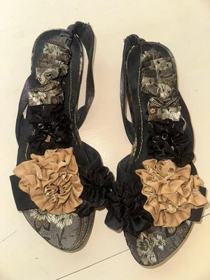 A13 IRREGULAR CHOICE BINGO MEJORES SANDALIAS NEGRAS-DORADAS TALLA US 8 EU 39 Foto 1 de 4