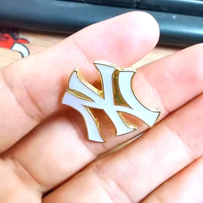 NEW YORK YANKEES MLB TEAM ENAMELED BASEBALL LAPEL PIN W/ BONUS STORAGE BAG... - Image 1 of 2