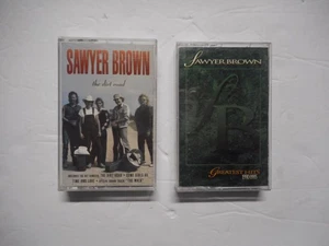 Gruppe von (2) Sawyer braunen Kassetten. Greatest Hits And The Dirt Road. Sehr guter Zustand getestet. - Bild 1 von 9