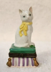 Weiße Katze mit gelber Schleife Porzellan Schmuckschatulle Midwest of Cannon Falls 2 3/4" H - Bild 1 von 5