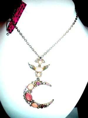 Colar Betsey Johnson cristal rosa ouro trabalho aberto lua crescente + asas novo com etiquetas - Imagem 1 de 4