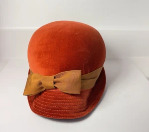 Sombrero aleta Cloche rojo/naranja para dama con lazo, regalos raros de colección para ella - Imagen 1 de 13