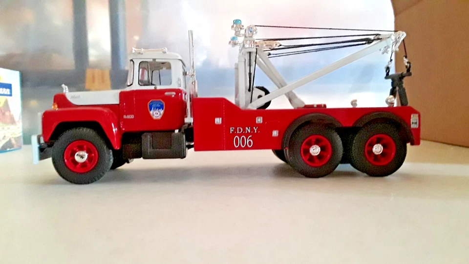 First Gear FDNY MACK R800 Truck with Holmes Wrecker - Rare & Needs Repair (DC300 - Image 1 of 4